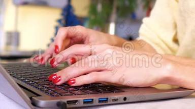 慢动作宏女手型笔记本电脑键盘